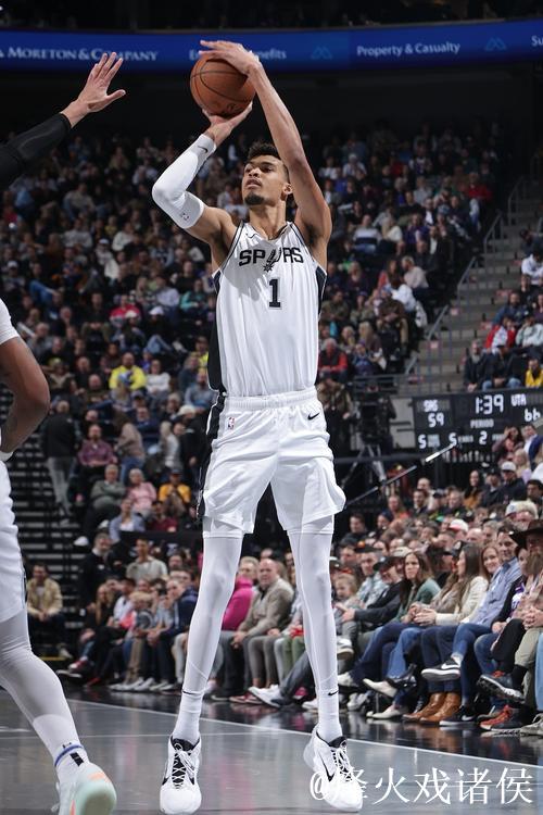 文班5投1中仅得6分马刺负雷霆 开拓者险胜快船